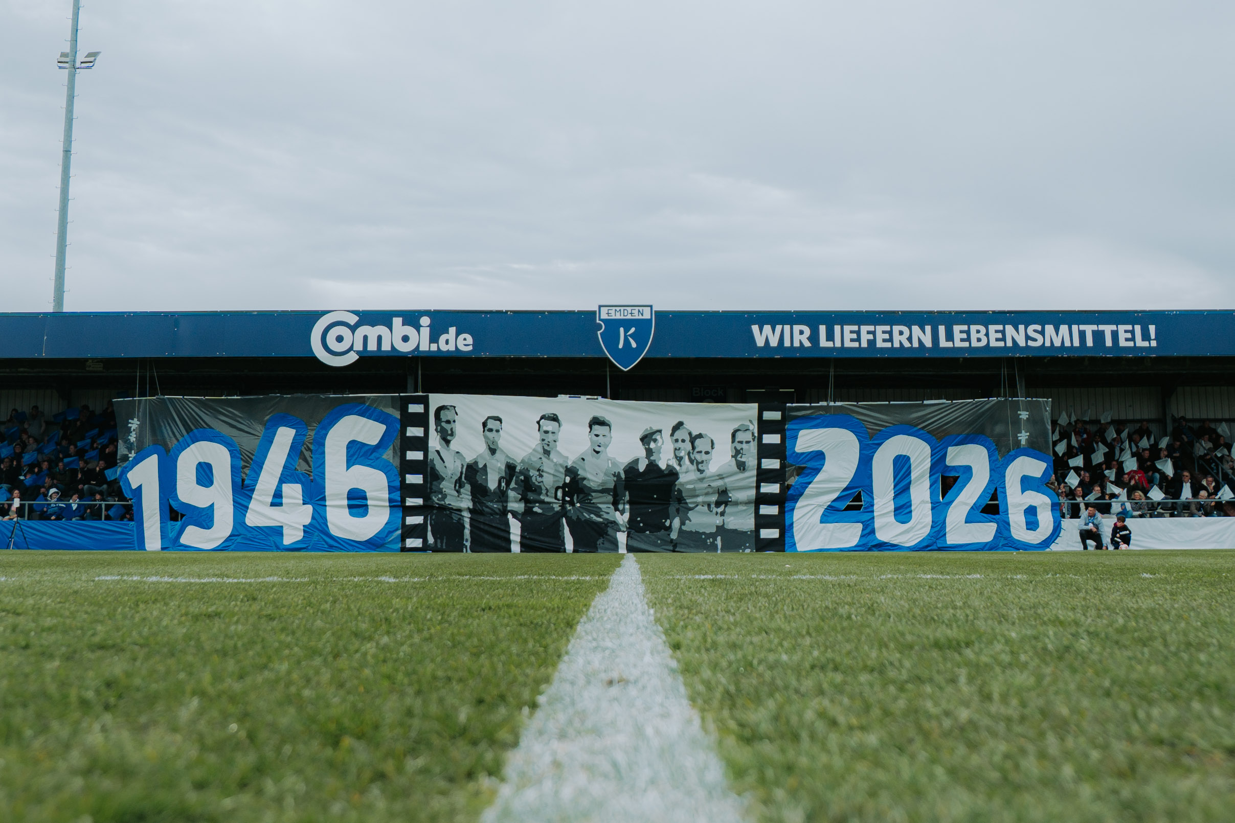 Choreo: 1946 – 2026, Mannschaftsbild und Vereinsfahnen